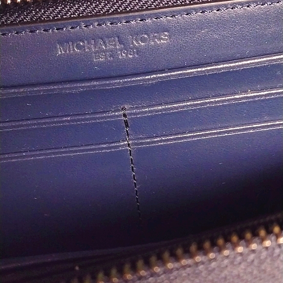 Michael Kors Camo Continental Wallet - Picture 4 of 14